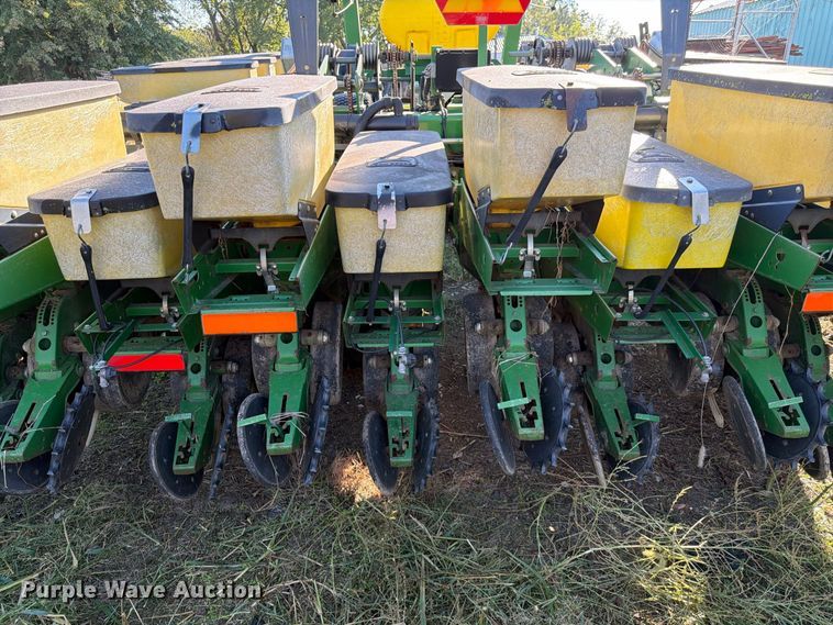 image for item FG0781 1999 John Deere 1780 MaxEmerge Plus Conservation planter
