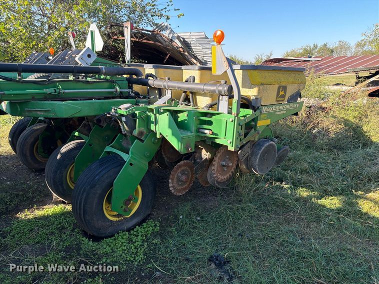 image for item FG0781 1999 John Deere 1780 MaxEmerge Plus Conservation planter