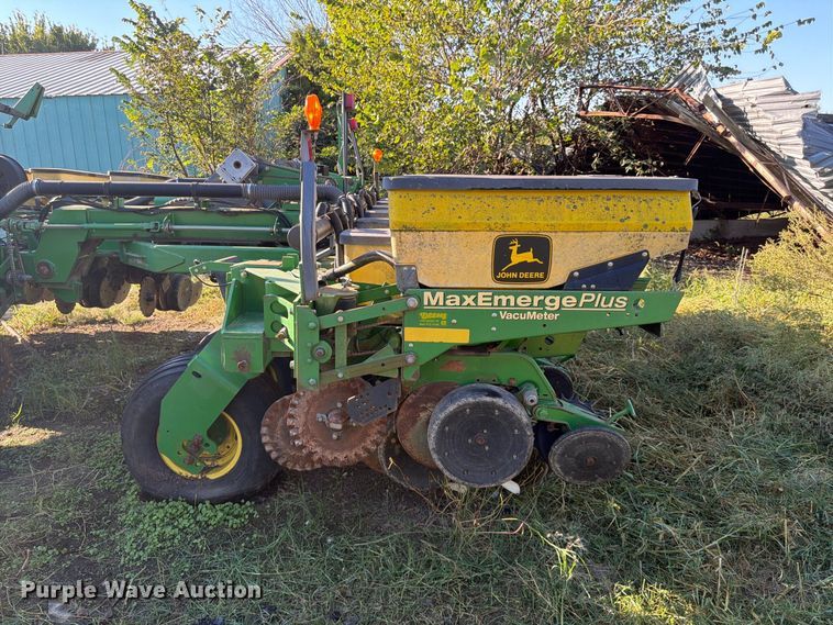 image for item FG0781 1999 John Deere 1780 MaxEmerge Plus Conservation planter
