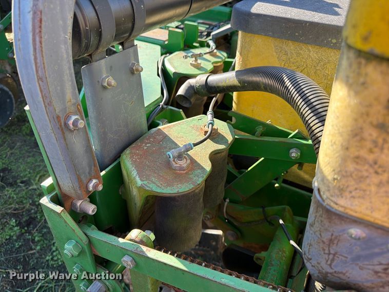 image for item FG0781 1999 John Deere 1780 MaxEmerge Plus Conservation planter