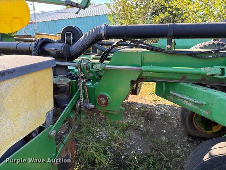 image for item FG0781 1999 John Deere 1780 MaxEmerge Plus Conservation planter