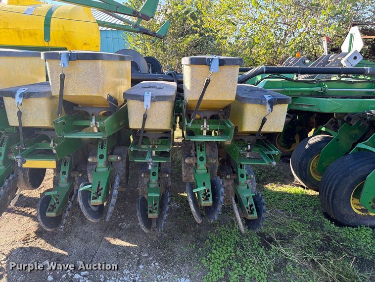 image for item FG0781 1999 John Deere 1780 MaxEmerge Plus Conservation planter