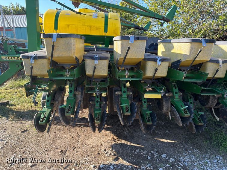 image for item FG0781 1999 John Deere 1780 MaxEmerge Plus Conservation planter