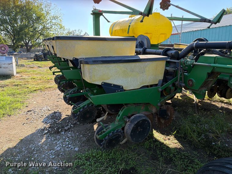 image for item FG0781 1999 John Deere 1780 MaxEmerge Plus Conservation planter