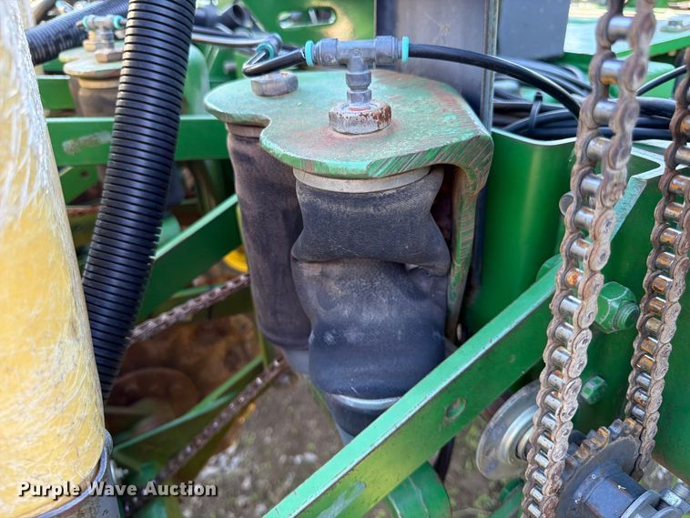 image for item FG0781 1999 John Deere 1780 MaxEmerge Plus Conservation planter
