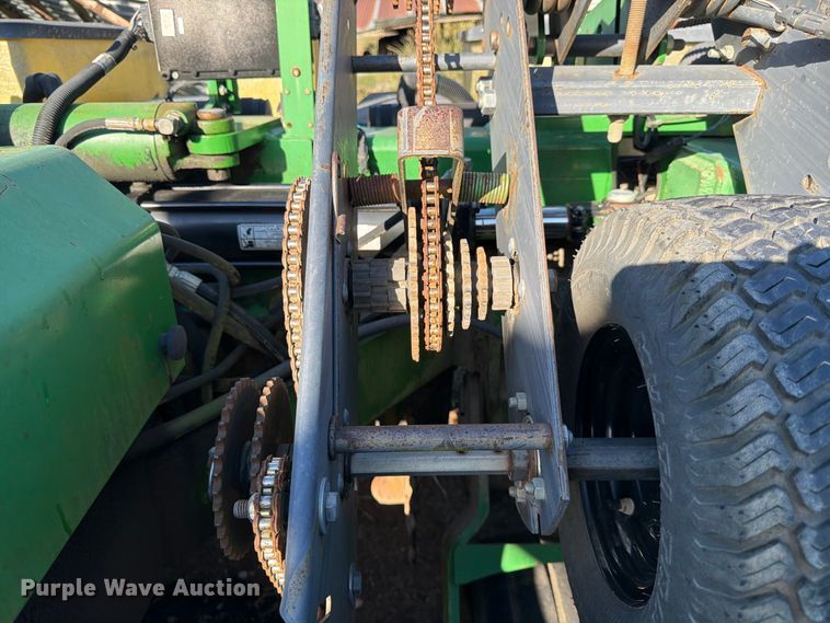 image for item FG0781 1999 John Deere 1780 MaxEmerge Plus Conservation planter