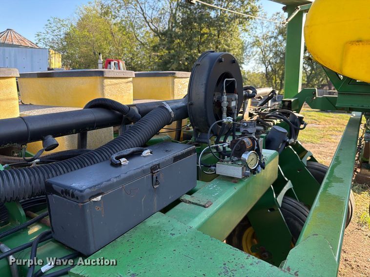 image for item FG0781 1999 John Deere 1780 MaxEmerge Plus Conservation planter
