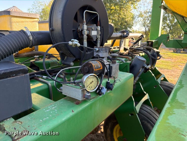 image for item FG0781 1999 John Deere 1780 MaxEmerge Plus Conservation planter