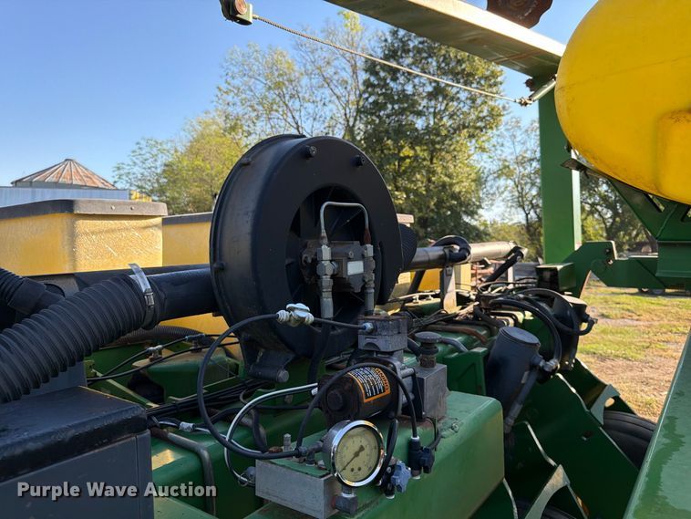 image for item FG0781 1999 John Deere 1780 MaxEmerge Plus Conservation planter
