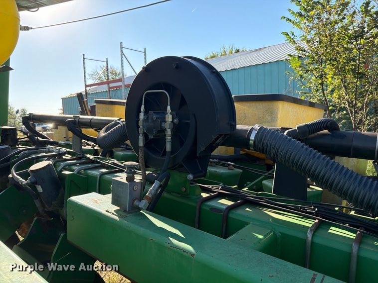 image for item FG0781 1999 John Deere 1780 MaxEmerge Plus Conservation planter