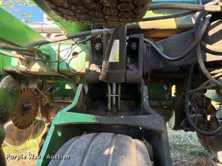 image for item FG0781 1999 John Deere 1780 MaxEmerge Plus Conservation planter