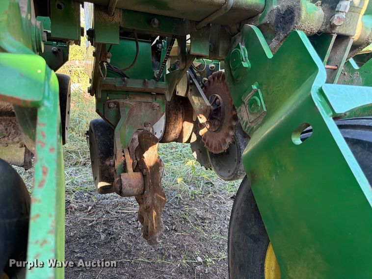 image for item FG0781 1999 John Deere 1780 MaxEmerge Plus Conservation planter