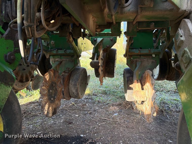 image for item FG0781 1999 John Deere 1780 MaxEmerge Plus Conservation planter