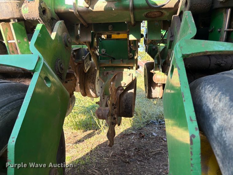 image for item FG0781 1999 John Deere 1780 MaxEmerge Plus Conservation planter