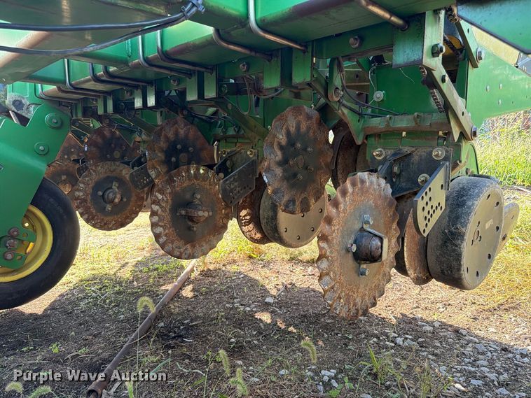 image for item FG0781 1999 John Deere 1780 MaxEmerge Plus Conservation planter