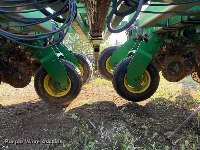 image for item FG0781 1999 John Deere 1780 MaxEmerge Plus Conservation planter