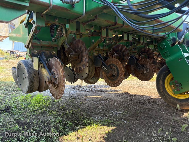 image for item FG0781 1999 John Deere 1780 MaxEmerge Plus Conservation planter