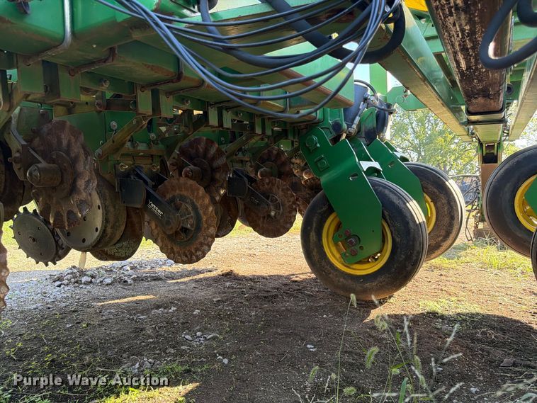 image for item FG0781 1999 John Deere 1780 MaxEmerge Plus Conservation planter