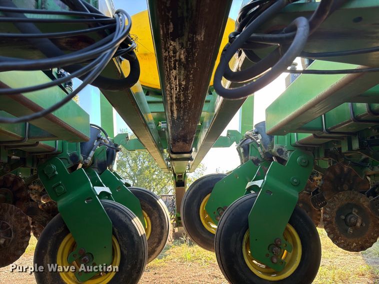 image for item FG0781 1999 John Deere 1780 MaxEmerge Plus Conservation planter