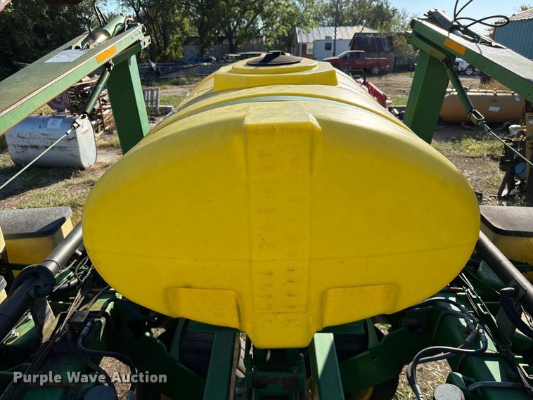 image for item FG0781 1999 John Deere 1780 MaxEmerge Plus Conservation planter