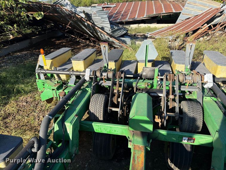 image for item FG0781 1999 John Deere 1780 MaxEmerge Plus Conservation planter
