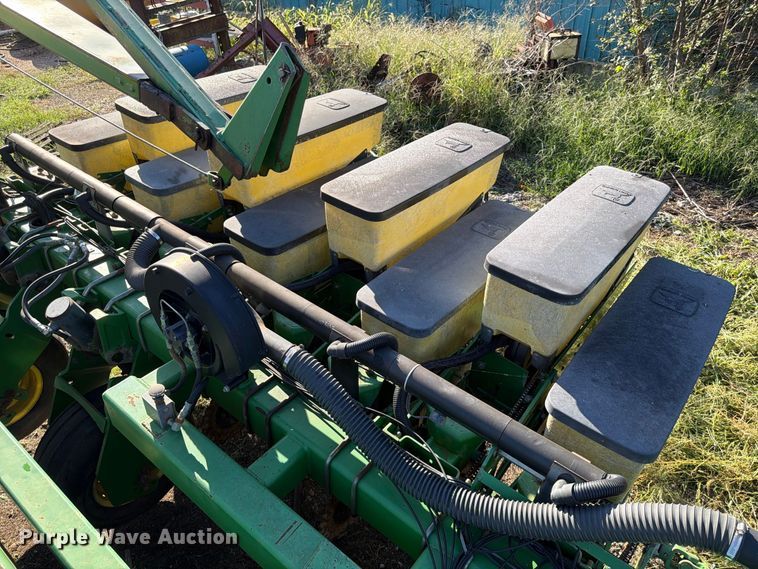 image for item FG0781 1999 John Deere 1780 MaxEmerge Plus Conservation planter