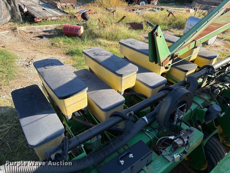 image for item FG0781 1999 John Deere 1780 MaxEmerge Plus Conservation planter