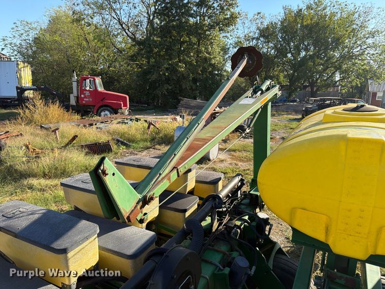 image for item FG0781 1999 John Deere 1780 MaxEmerge Plus Conservation planter