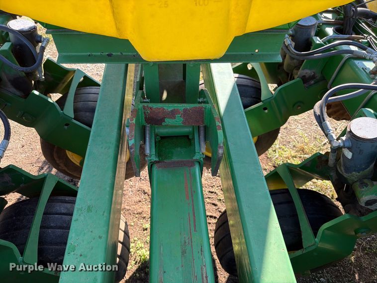 image for item FG0781 1999 John Deere 1780 MaxEmerge Plus Conservation planter