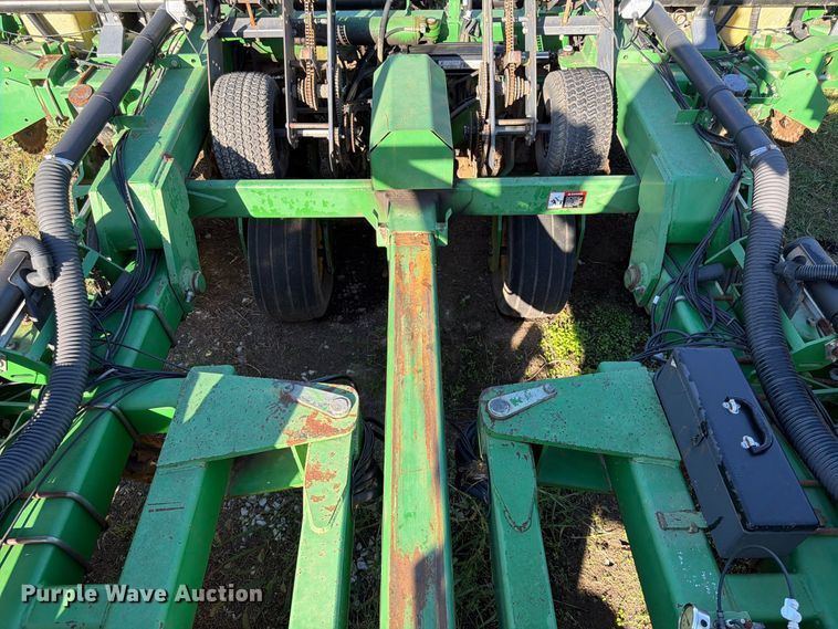 image for item FG0781 1999 John Deere 1780 MaxEmerge Plus Conservation planter