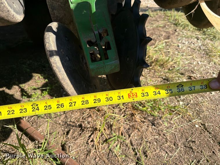 image for item FG0781 1999 John Deere 1780 MaxEmerge Plus Conservation planter