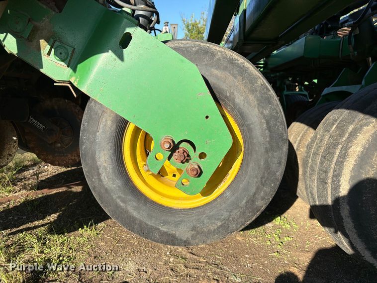 image for item FG0781 1999 John Deere 1780 MaxEmerge Plus Conservation planter