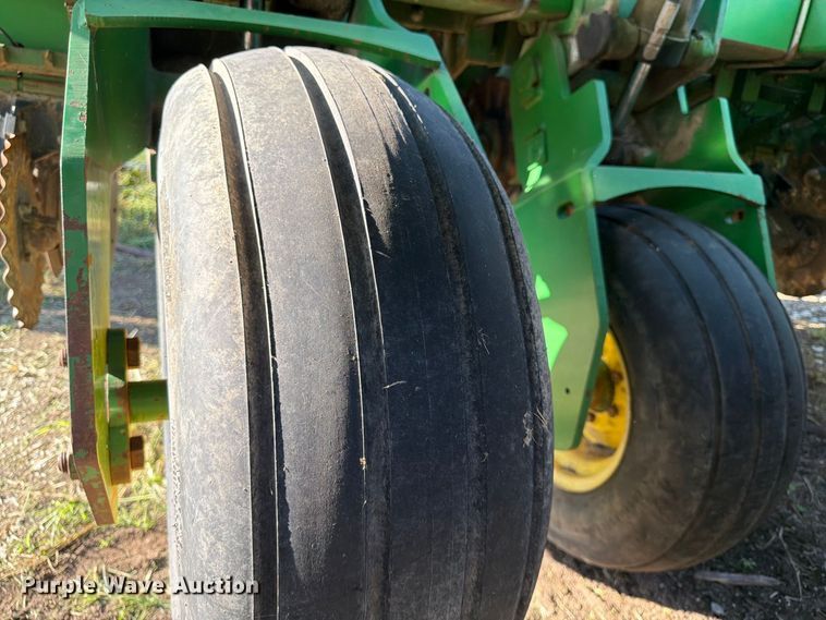 image for item FG0781 1999 John Deere 1780 MaxEmerge Plus Conservation planter