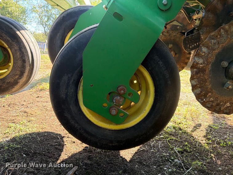 image for item FG0781 1999 John Deere 1780 MaxEmerge Plus Conservation planter