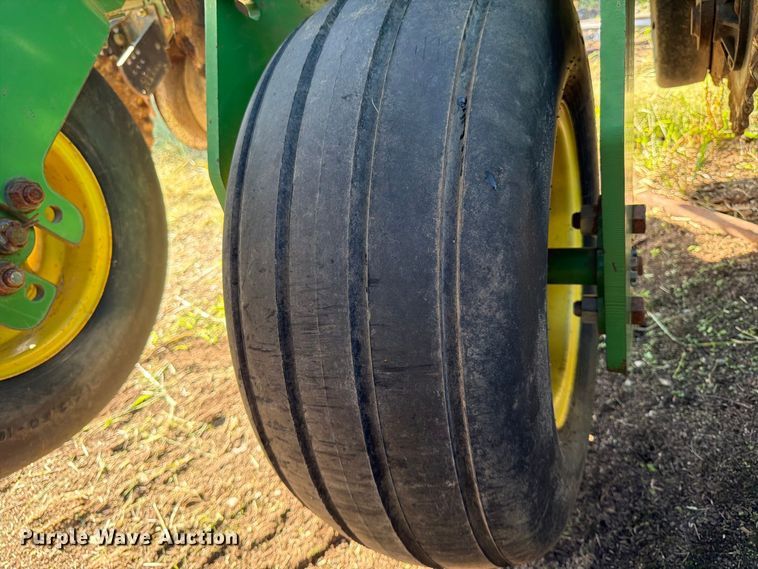 image for item FG0781 1999 John Deere 1780 MaxEmerge Plus Conservation planter