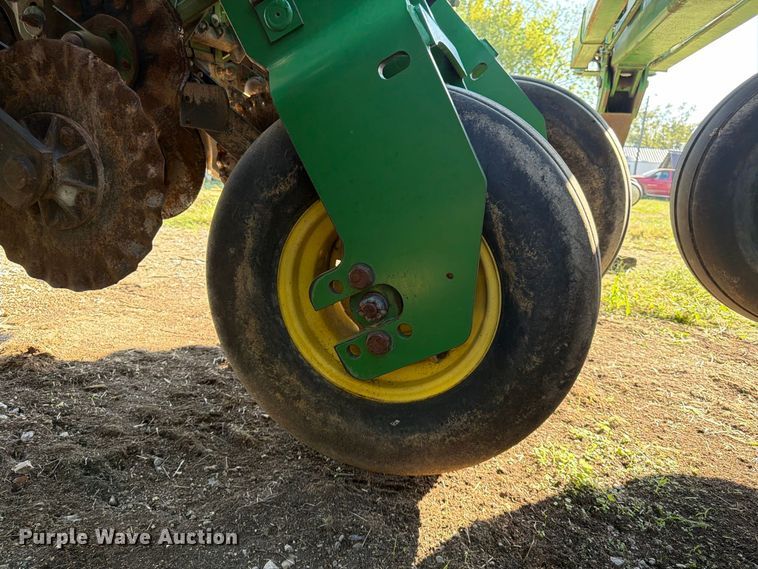 image for item FG0781 1999 John Deere 1780 MaxEmerge Plus Conservation planter