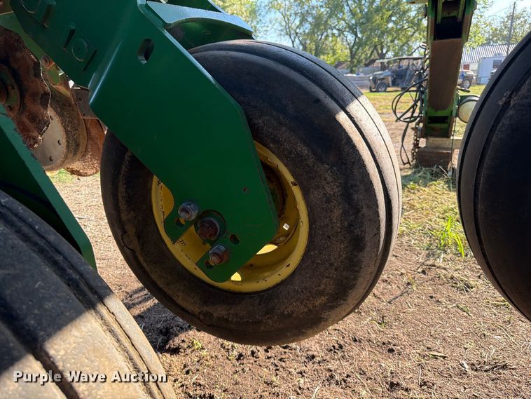 image for item FG0781 1999 John Deere 1780 MaxEmerge Plus Conservation planter