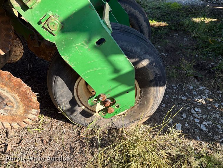 image for item FG0781 1999 John Deere 1780 MaxEmerge Plus Conservation planter