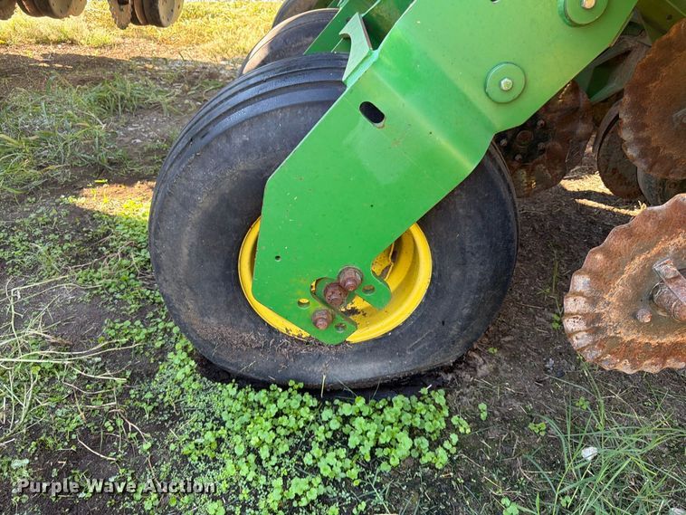 image for item FG0781 1999 John Deere 1780 MaxEmerge Plus Conservation planter
