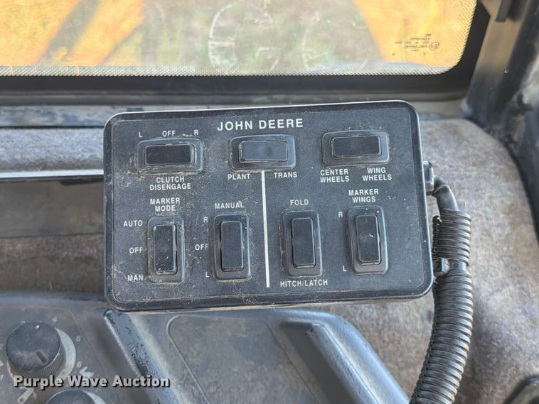 image for item FG0781 1999 John Deere 1780 MaxEmerge Plus Conservation planter