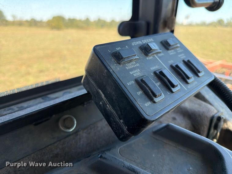 image for item FG0781 1999 John Deere 1780 MaxEmerge Plus Conservation planter
