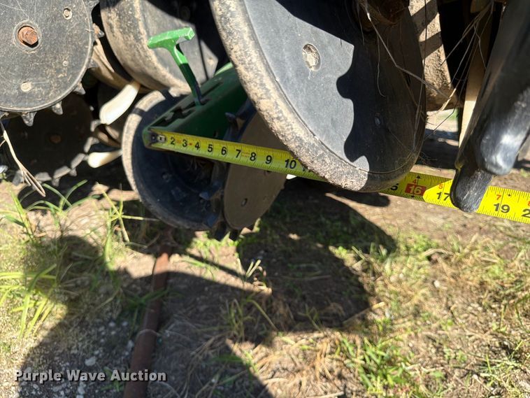 image for item FG0781 1999 John Deere 1780 MaxEmerge Plus Conservation planter