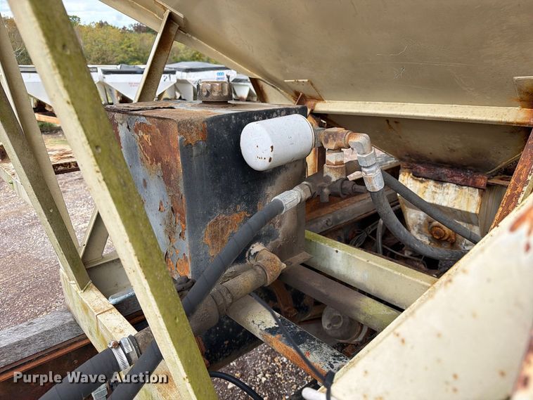 image for item FM6547 1997 Freightliner FLD120 fertilizer delivery truck