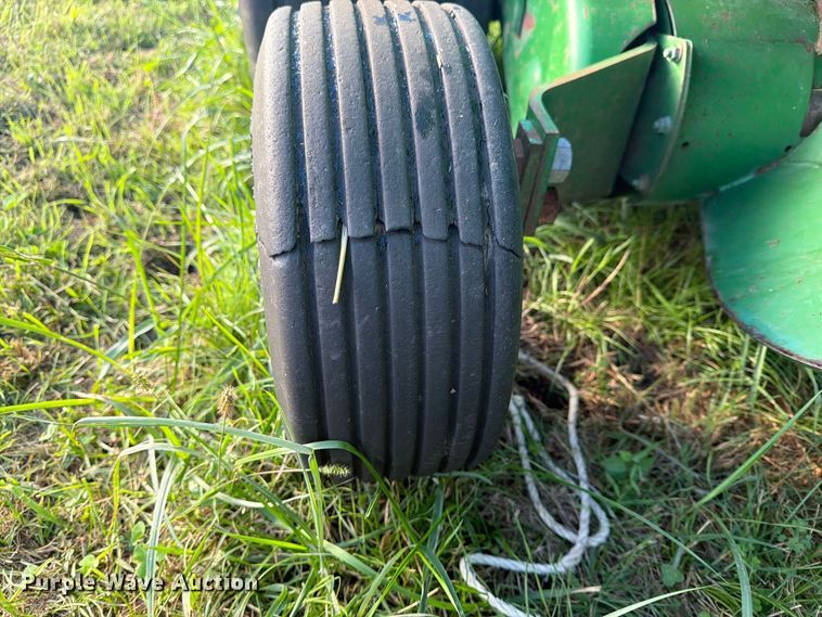 image for item FN2677 1995 John Deere 535 round baler