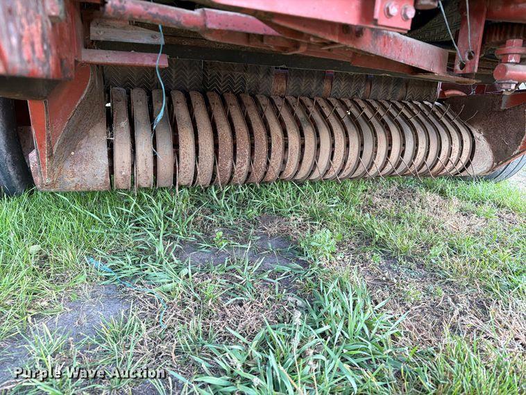 image for item FT6962 Hesston 560 round baler