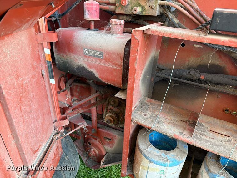 image for item FT6962 Hesston 560 round baler