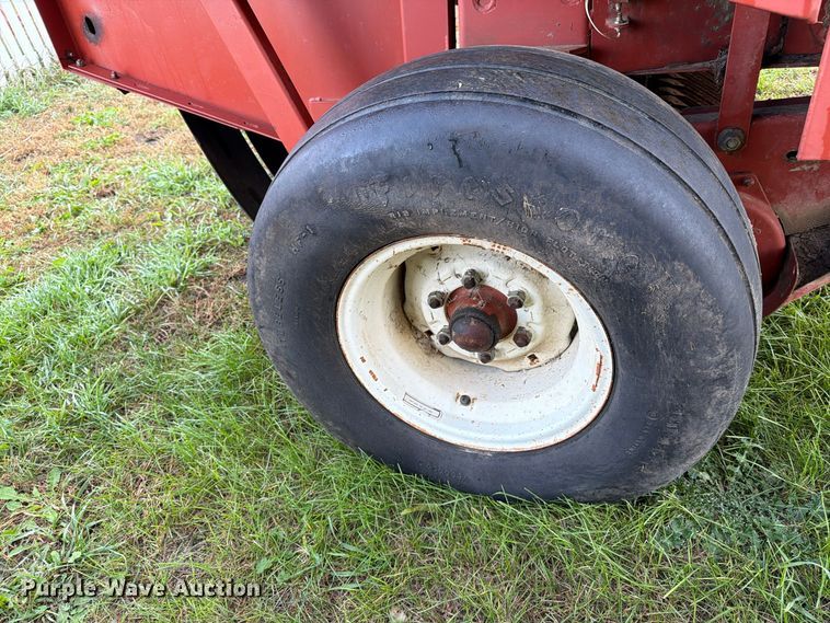 image for item FT6962 Hesston 560 round baler