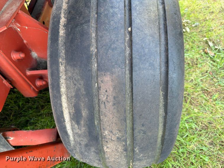 image for item FT6962 Hesston 560 round baler