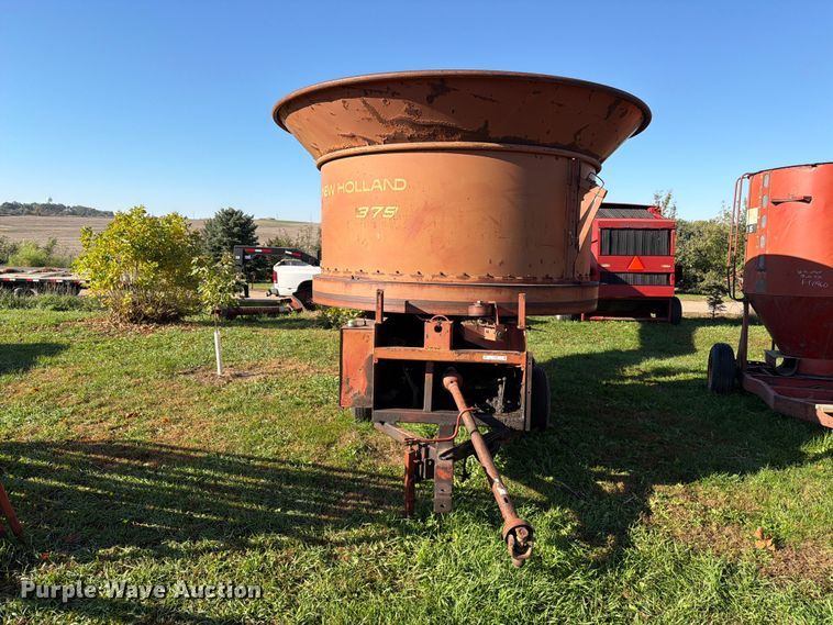 image for item FT6967 New Holland 379 bale processor