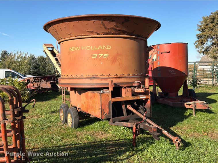 image for item FT6967 New Holland 379 bale processor
